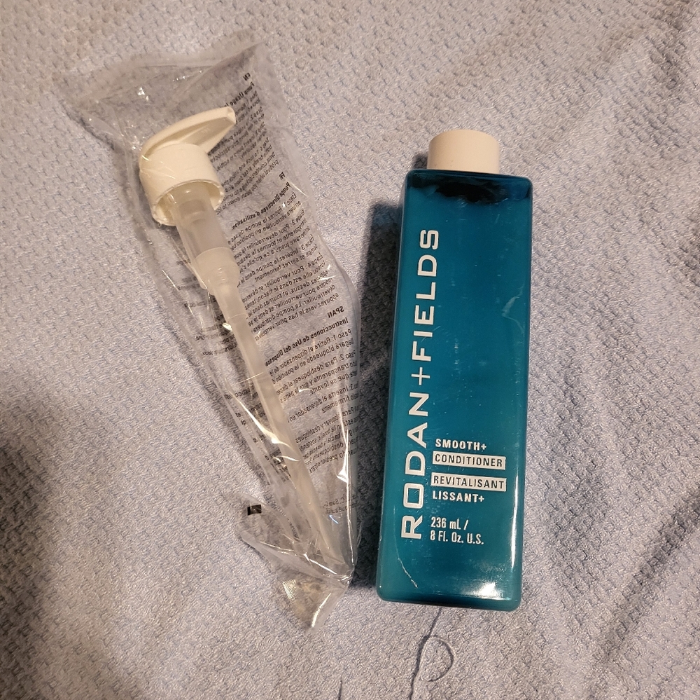 Rodan + Fields Smooth Conditioner in Teal with Pump